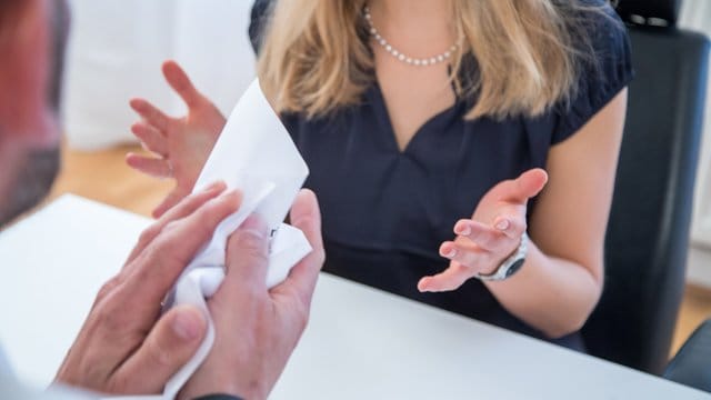 Chef zerknüllt Kündigung (Symbolbild): Wollen Arbeitnehmer eine Kündigung rückgängig machen, müssen sie sich mit dem Arbeitgeber einigen.