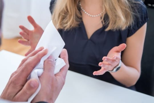 Chef zerknüllt Kündigung (Symbolbild): Wollen Arbeitnehmer eine Kündigung rückgängig machen, müssen sie sich mit dem Arbeitgeber einigen.