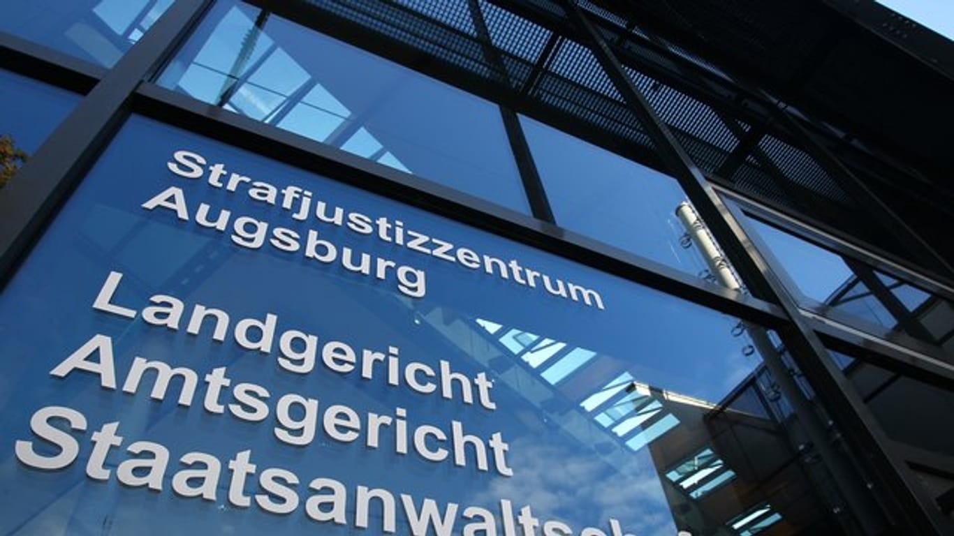 Strafjustizzentrum in Augsburg: Ein ehemaliger Rettungssanitäter ist vom Gericht für schuldig befunden worden. Er soll mehrere Frauen und Jugendliche missbraucht und vergewaltigt haben.