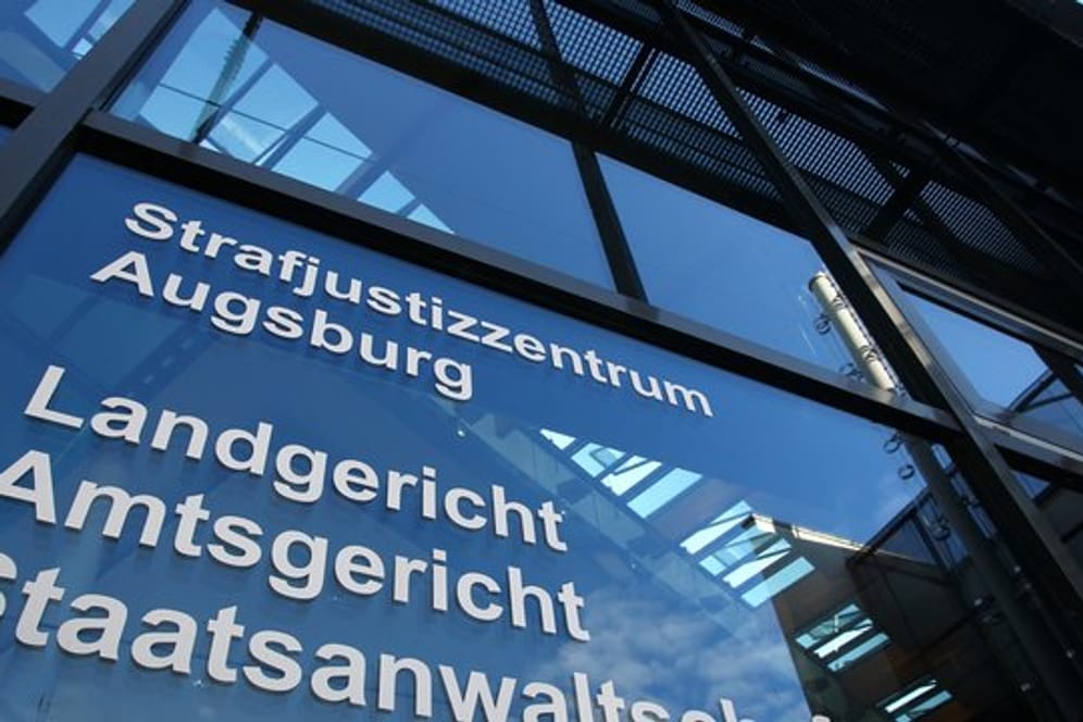 Strafjustizzentrum in Augsburg: Ein ehemaliger Rettungssanitäter ist vom Gericht für schuldig befunden worden. Er soll mehrere Frauen und Jugendliche missbraucht und vergewaltigt haben.