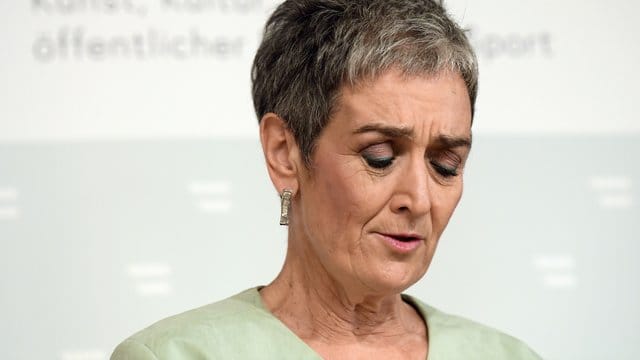 Ulrike Lunacek, Kulturstaatssekretärin von Österreich, tritt von ihrem Amt zuück. Ulrike Lunacek, Kulturstaatssekretärin von Österreich, tritt von ihrem Amt zuück.