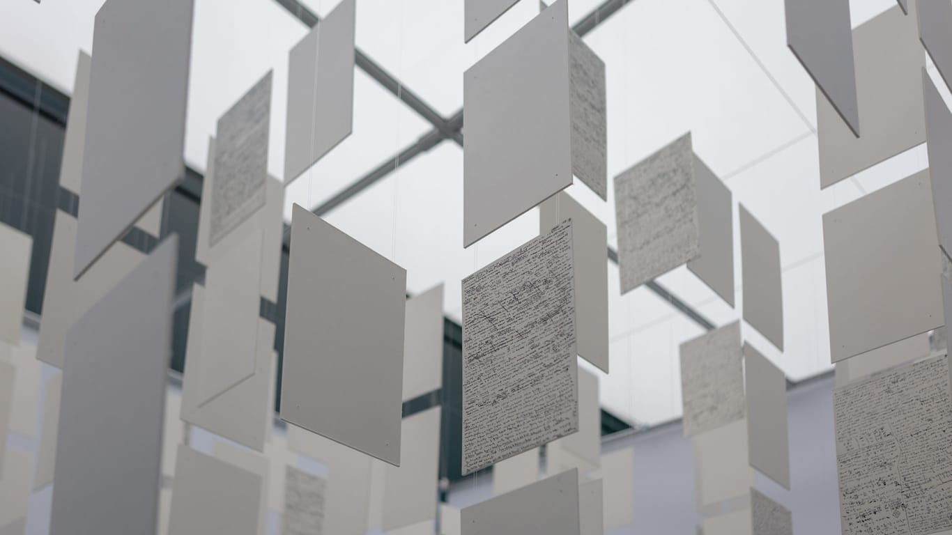 Handgeschriebene Briefe Engels: Viele der Exponate wurden noch nie in einer Ausstellung in Deutschland gezeigt.