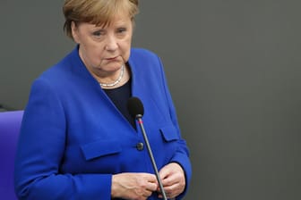 Angela Merkel: Vor dem Wahlkreisbüro der Kanzlerin in Stralsund ist ein Grabstein aufgetaucht.