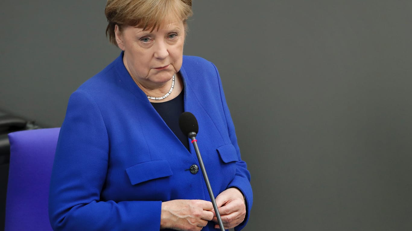Angela Merkel: Vor dem Wahlkreisbüro der Kanzlerin in Stralsund ist ein Grabstein aufgetaucht.