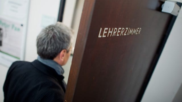 Lehrer betritt ein Lehrerzimmer Lehrer betritt ein Lehrerzimmer