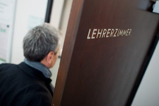 Lehrer betritt ein Lehrerzimmer