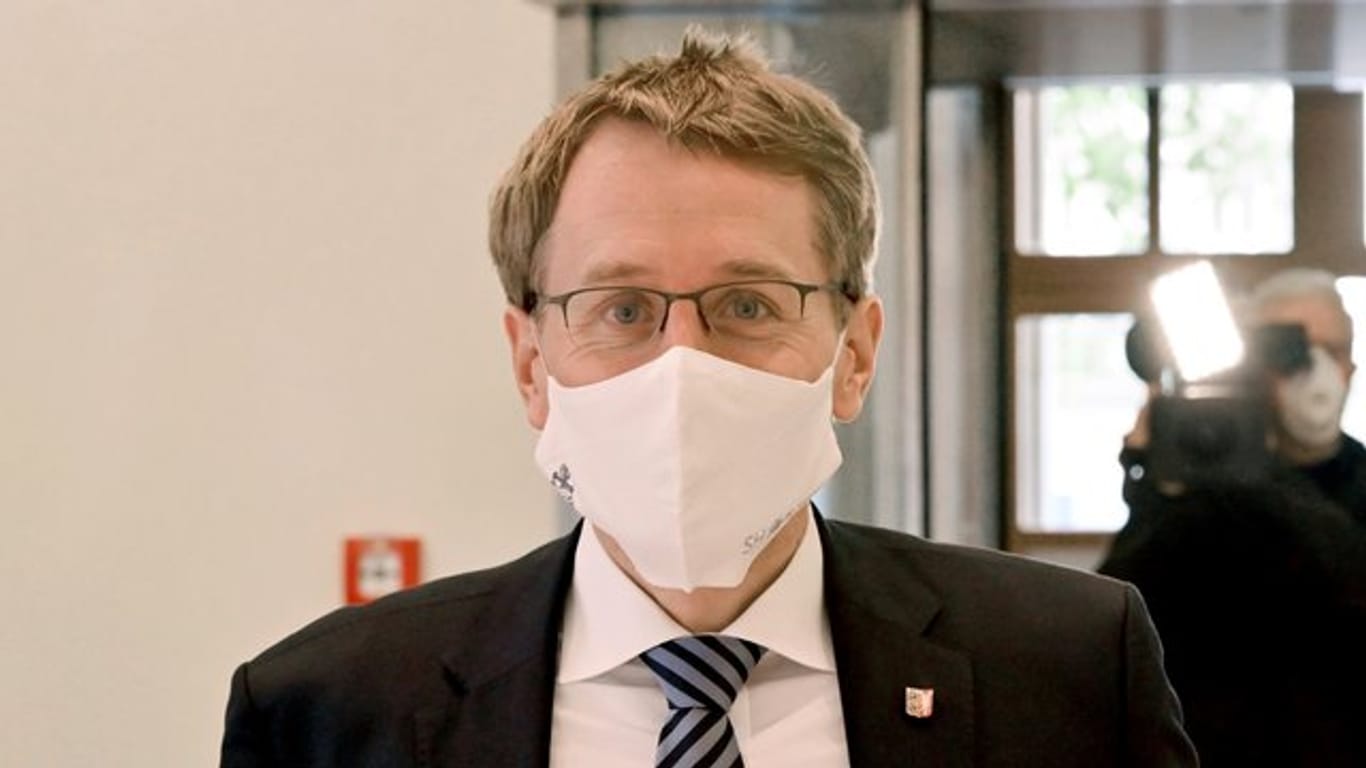 Daniel Günther (CDU) mit einem Mund-Nasen-Schutz