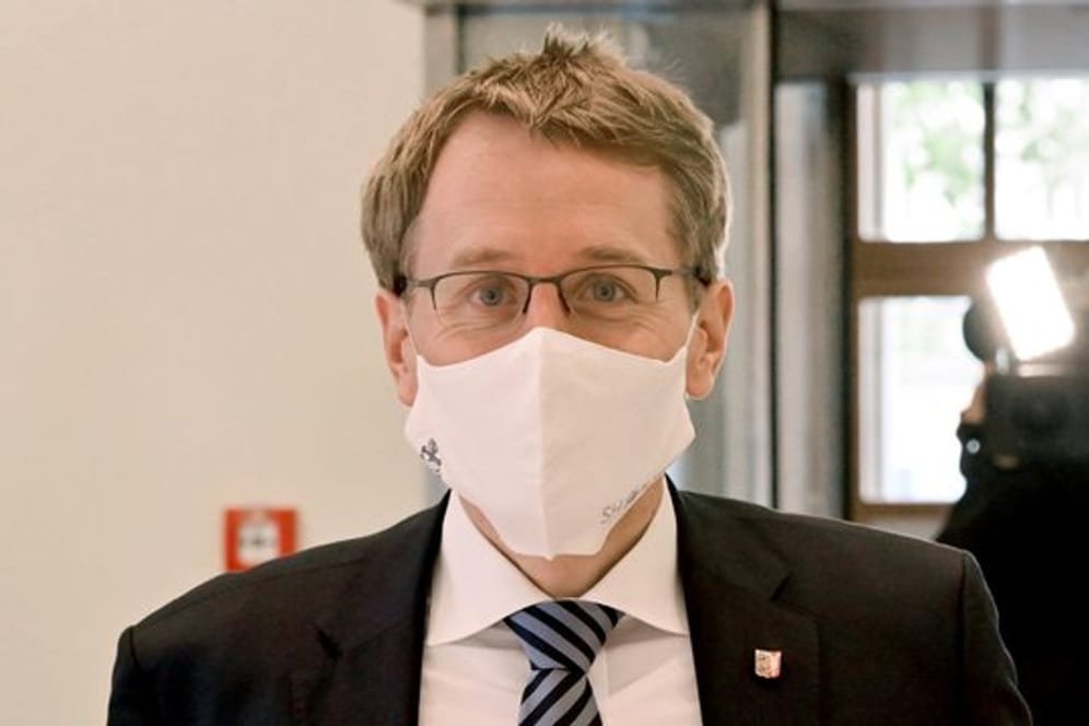 Daniel Günther (CDU) mit einem Mund-Nasen-Schutz