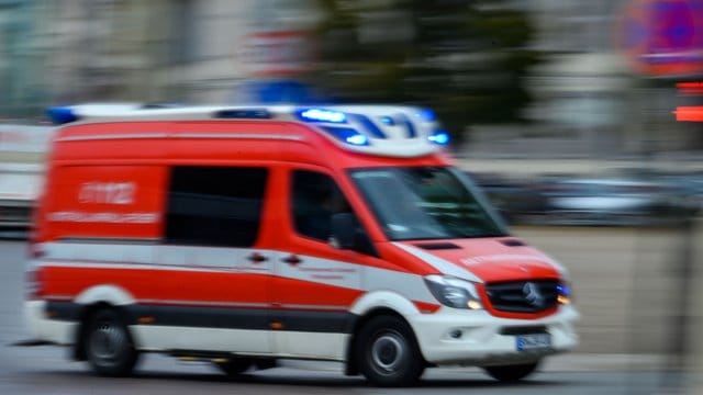 Ein Rettungswagen fährt während eines Einsatzes mit Blaulicht