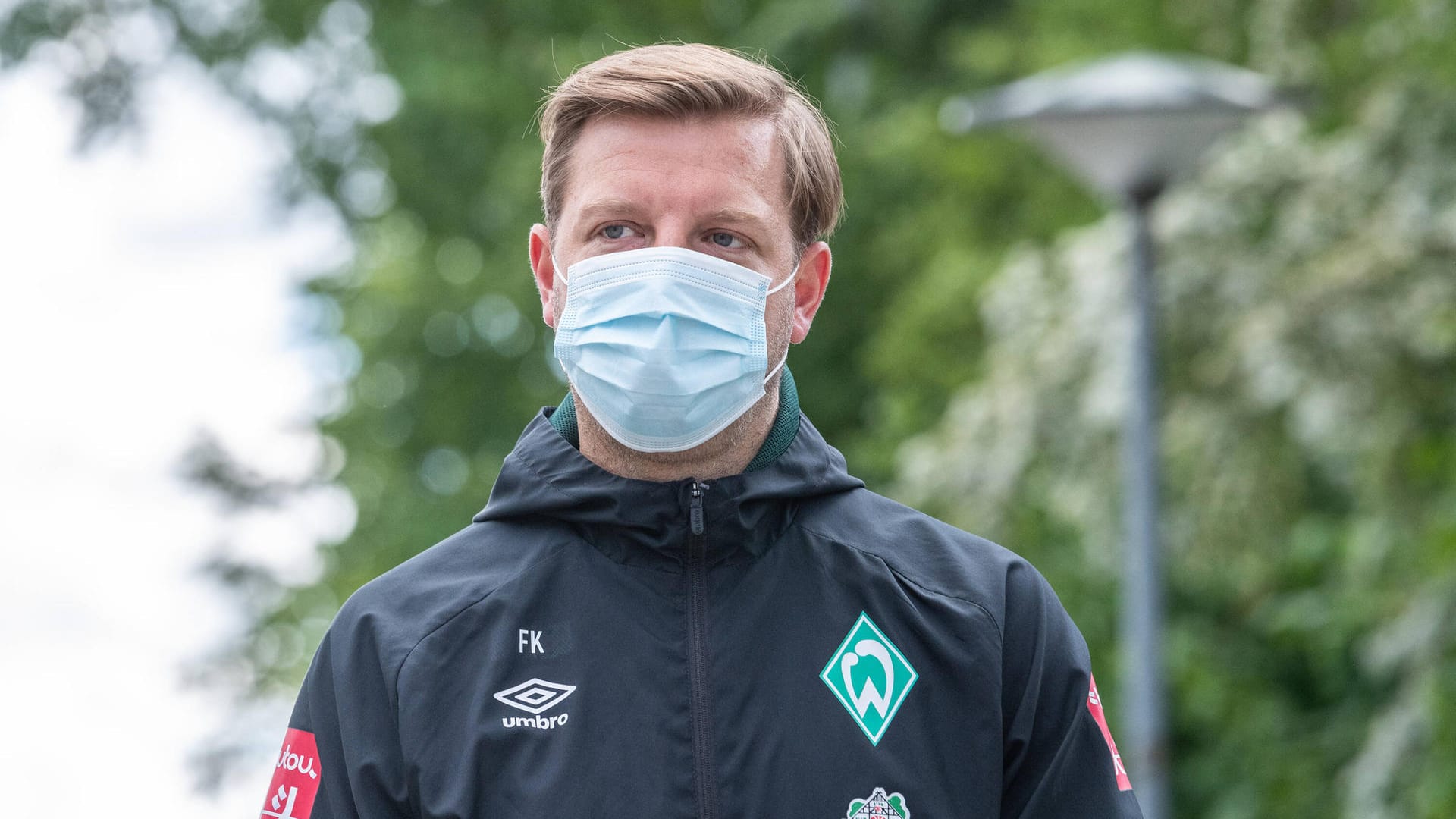 Werder-Bremen-Trainer Florian Kohfeldt nach dem Training. Hier trägt er Maske, am Spielfeld darf er darauf verzichten. Werder-Bremen-Trainer Florian Kohfeldt nach dem Training. Hier trägt er Maske, am Spielfeld darf er darauf verzichten.