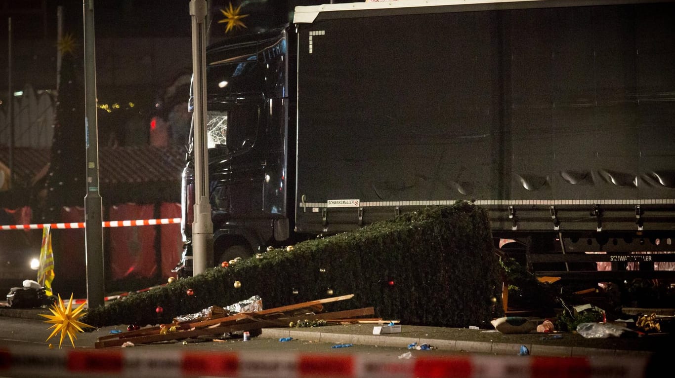Der LKW nach dem Anschlag auf den Weihnachtsmarkt auf dem Berliner Breitscheidplatz: Zwölf Menschen starben bei dem Anschlag (Archivbild).