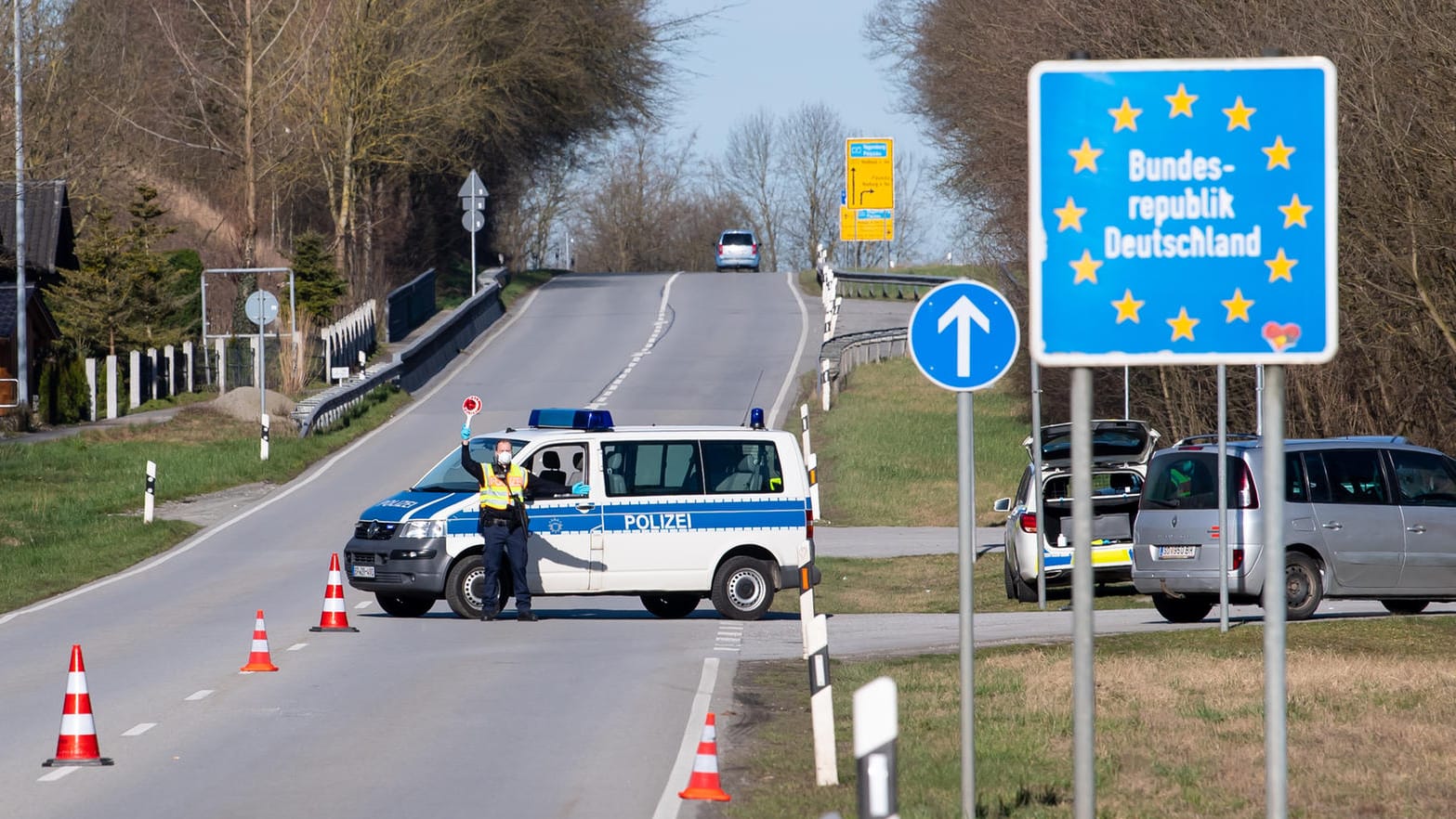 Die österreichische-deutsche Grenze bei Neuhaus am Inn: Der Grenzübertritt von und nach Österreich und in die Schweiz wird jetzt wieder einfacher.