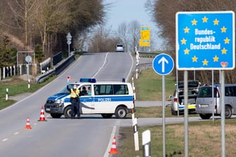 Die österreichische-deutsche Grenze bei Neuhaus am Inn: Der Grenzübertritt von und nach Österreich und in die Schweiz wird jetzt wieder einfacher.