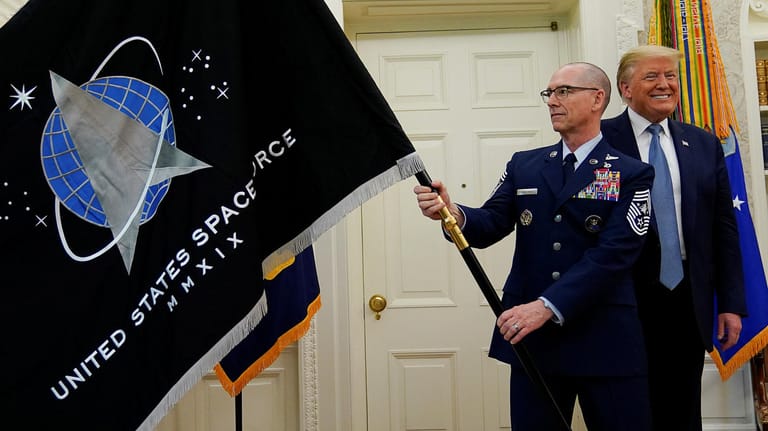 Präsident Trump und Roger Towberman, Kommandant der "Space Force": Die neue Rakete der US-Streitkräfte soll dreimal schneller als die Raketen anderer Staaten sein.
