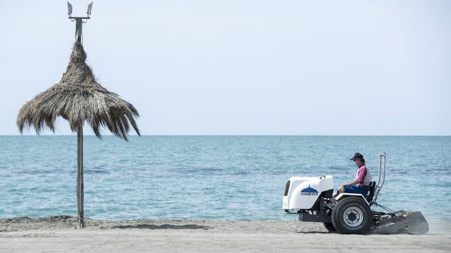 Ein Strand in Italien wird auf die Wiederöffnung im Sommer vorbereitet. Ein Strand in Italien wird auf die Wiederöffnung im Sommer vorbereitet.