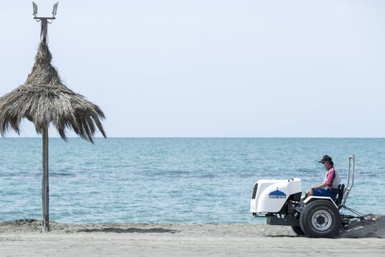 Ein Strand in Italien wird auf die Wiederöffnung im Sommer vorbereitet.