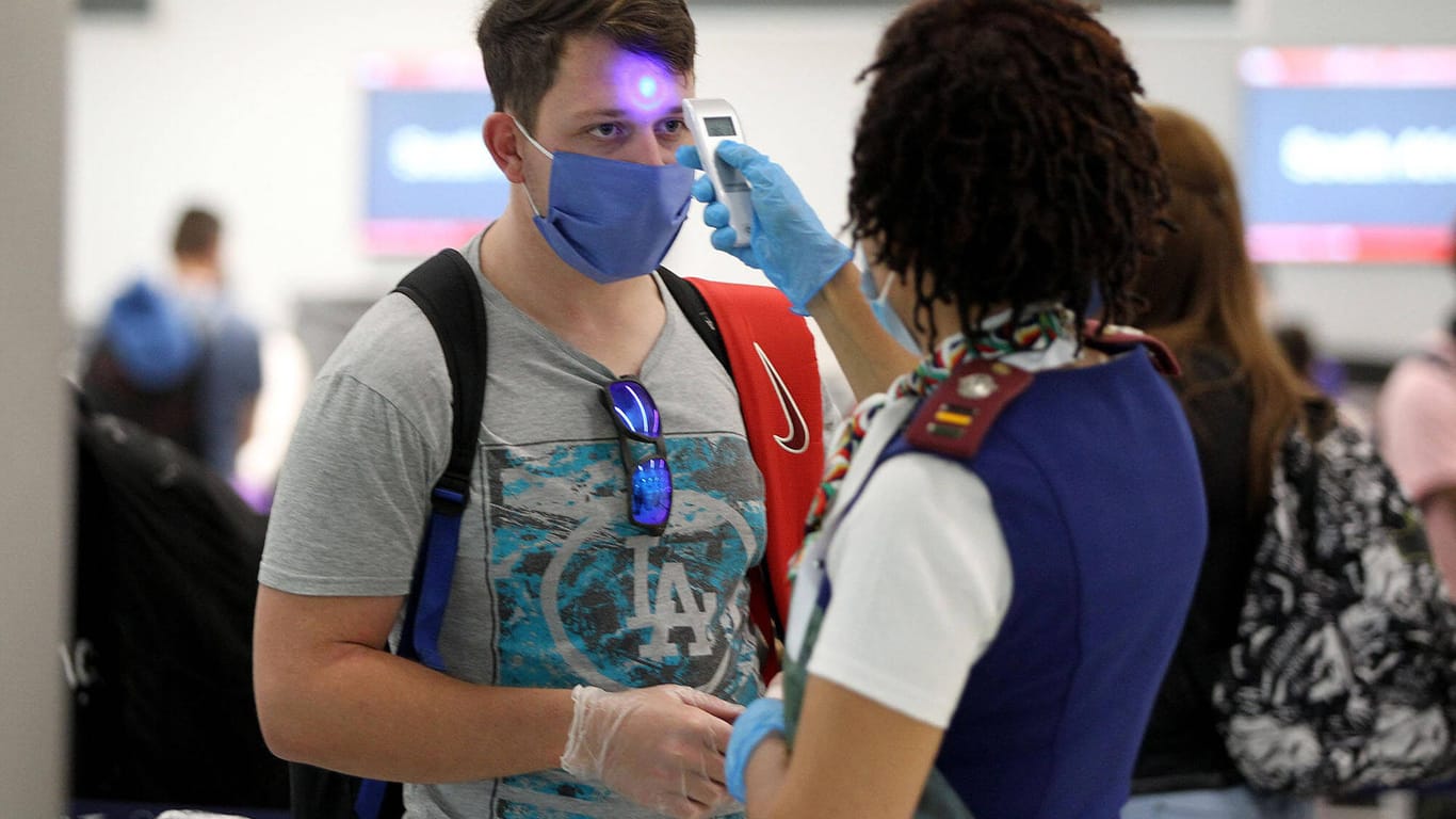 Temperaturmessung: Das Robert Koch-Institut (RKI) hat sich gegen Temperaturkontrollen an Flughäfen in der Corona-Pandemie ausgesprochen.