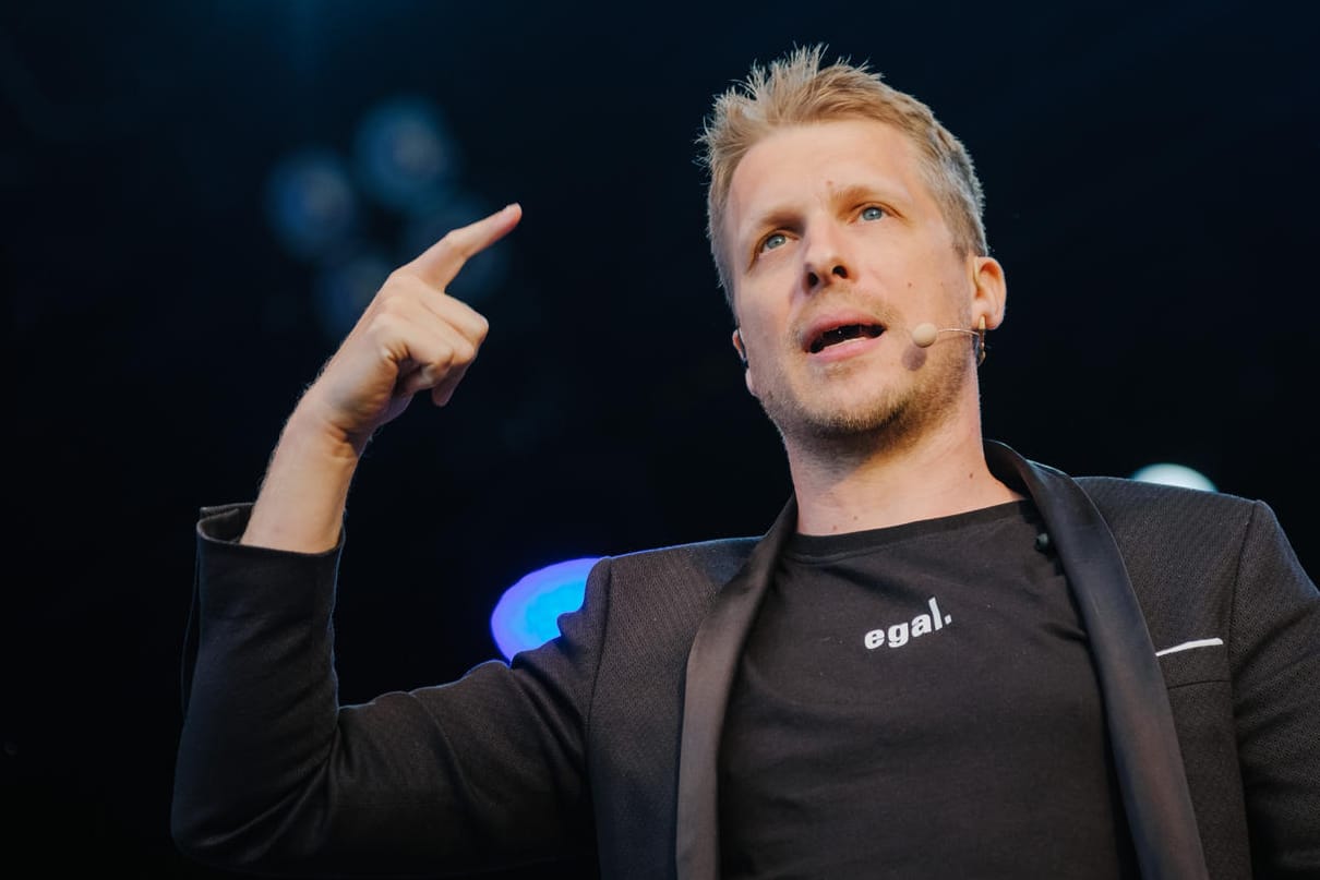 Oliver Pocher: Der Comedian versprach den Zuschauern in seiner neuen RTL-Show Blut, wenn sein Instagram-Account die Marke von zwei Millionen Abonnenten überschreitet.