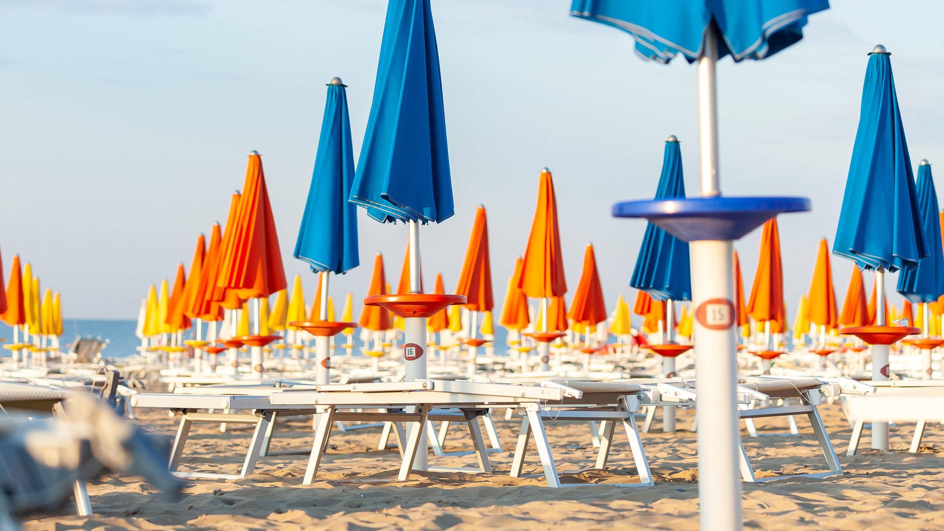 Leere Liegestühle an einem Sandstrand: Das Coronavirus hat die italienische Wirtschaft nachhaltig geschädigt. (Symbolbild)