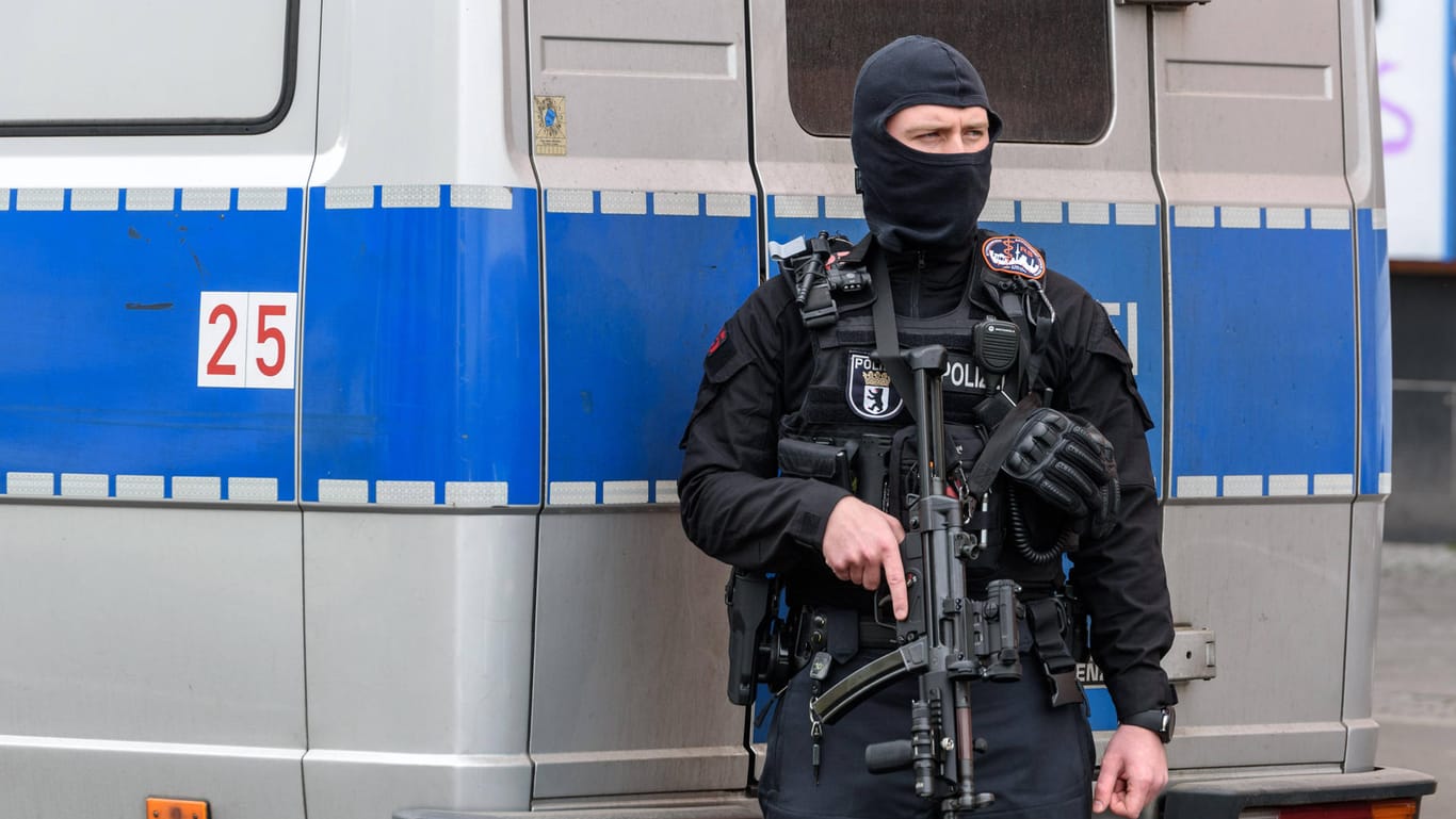 Ein Polizist bei einer Razzia in Berlin: Ein Clan-Mitglied wurde festgenommen, nachdem Beamte Drogen und Waffen fanden. (Archivbild)