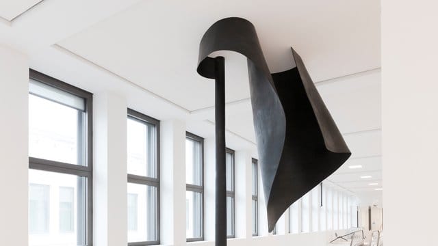 Die Bronze-Skulptur in Form einer zweigeteilten Flagge auf halbmast ist im zentralen Treppenhaus des Humboldt Forums zu sehen. Die Bronze-Skulptur in Form einer zweigeteilten Flagge auf halbmast ist im zentralen Treppenhaus des Humboldt Forums zu sehen.