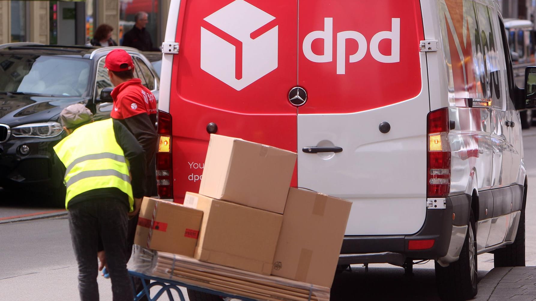 Ein Zusteller von DPD: Bei dem Paketdienstleister gab es einen erneuten Ausbruch des Coronavirus – ausgerechnet in Heinsberg.