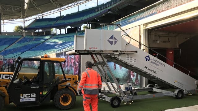 Die Flugzeug-Gangway wird in die Red Bull Arena gebracht.