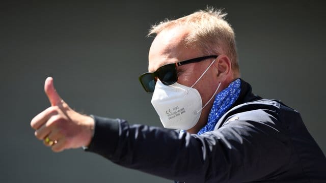 Vorbildlich: Aues Präsident Helge Leonhardt trägt eine Schutzmaske. Vorbildlich: Aues Präsident Helge Leonhardt trägt eine Schutzmaske.