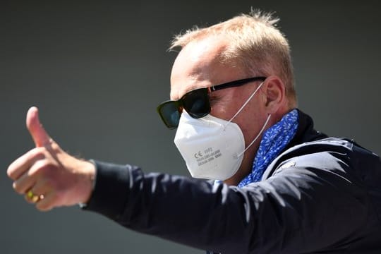 Vorbildlich: Aues Präsident Helge Leonhardt trägt eine Schutzmaske.