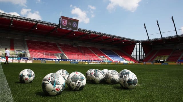 Leere Ränge im Stadion des SSV Jahn Regensburg.