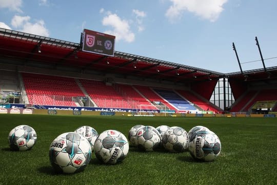Leere Ränge im Stadion des SSV Jahn Regensburg.