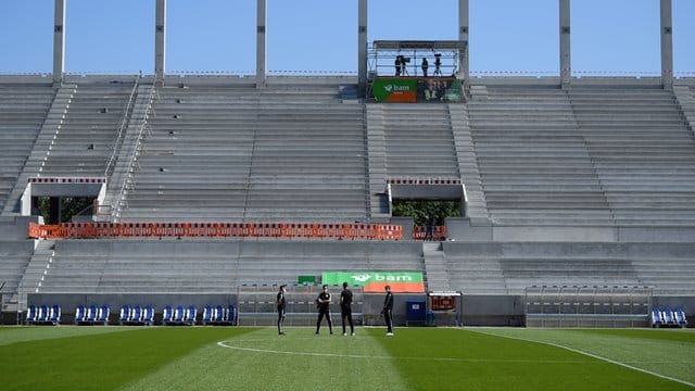 Leere Ränge im Karlsruher Wildparkstadion. Leere Ränge im Karlsruher Wildparkstadion.