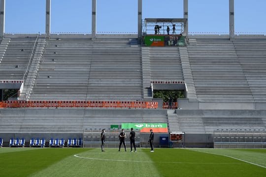 Leere Ränge im Karlsruher Wildparkstadion.