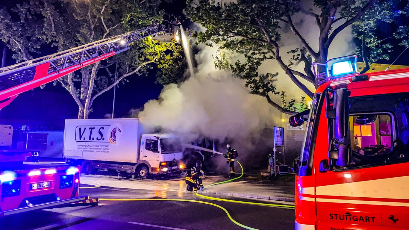 Feuerwehrleute löschen Lkw, die mit Veranstaltungstechnik beladen sind: Die Wagen waren noch nicht beladen, als die Flammen ausbrachen.
