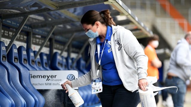 Vor Spielbeginn wurden in Bochum die Spielerbänke desinfiziert. Vor Spielbeginn wurden in Bochum die Spielerbänke desinfiziert.