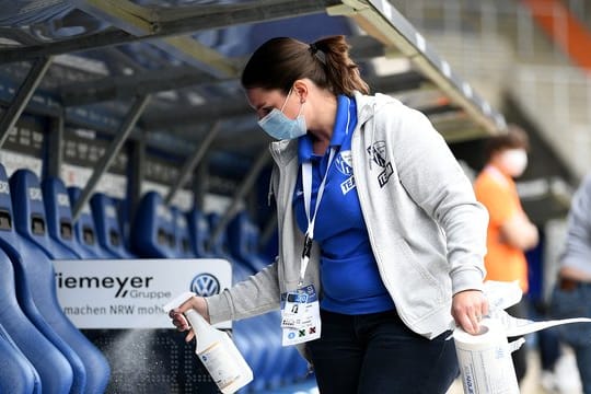 Vor Spielbeginn wurden in Bochum die Spielerbänke desinfiziert.