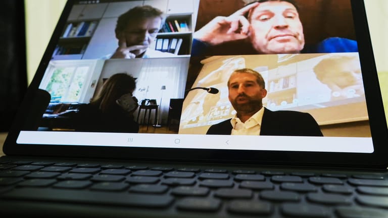 In der Videokonferenz: Tübingens Oberbürgermeister Boris Palmer in einer per Microsoft Teams abgehaltenen Gemeinderatssitzung. Warnung der Berliner Datenschutzbeauftragten haben Microsoft auf den Plan gerufen.