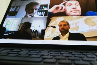 In der Videokonferenz: Tübingens Oberbürgermeister Boris Palmer in einer per Microsoft Teams abgehaltenen Gemeinderatssitzung. Warnung der Berliner Datenschutzbeauftragten haben Microsoft auf den Plan gerufen.