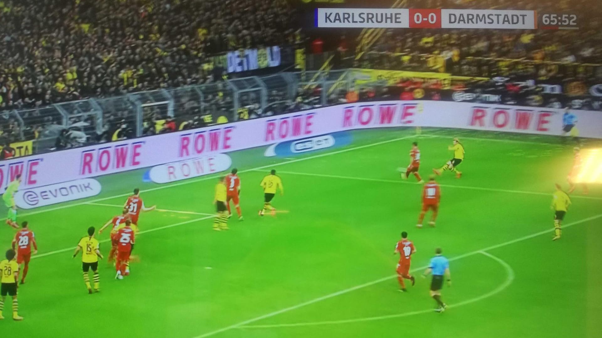 Der TV-Sender Sky zeigt beim Spiel Karlsruher SC gegen Darmstadt 98 die falschen Bilder (Screenshot Sky) Der TV-Sender Sky zeigt beim Spiel Karlsruher SC gegen Darmstadt 98 die falschen Bilder (Screenshot Sky)