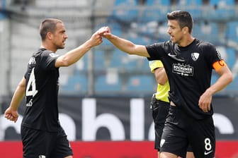 Faustjubel in Bochum: Anthony Losilla feiert gemeinsam mit seinem Teamkollegen Vassilios Lambropoulos seinen Treffer zum 1:0.