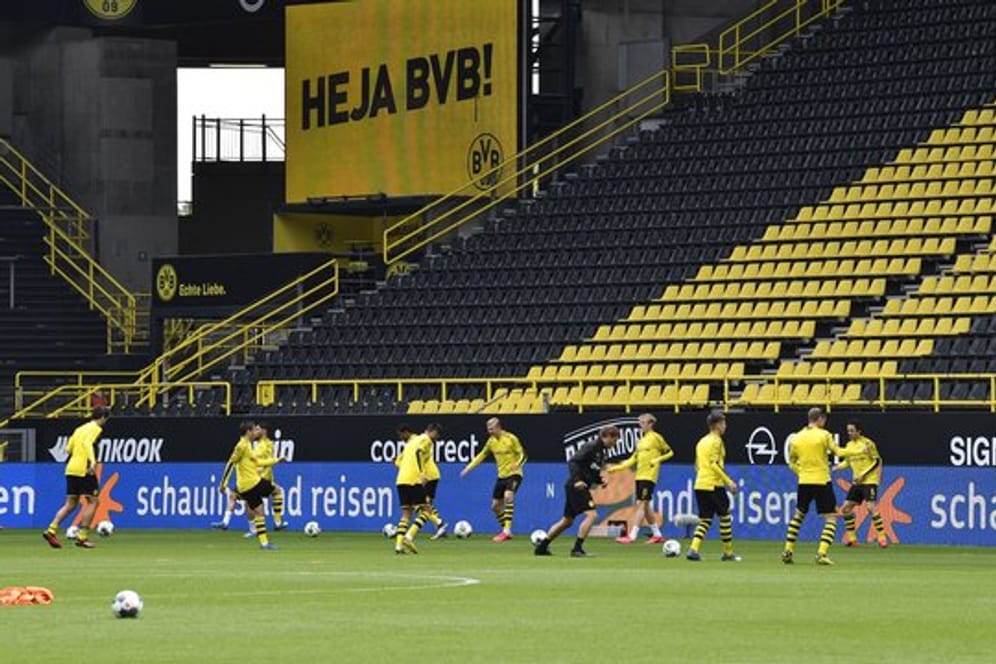 Die Spieler von Borussia Dortmund wärmen sich vor dem Revierderby gegen Schalke im Signal-Iduna-Park Spiel auf.