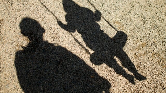Die Corona-Krise hat einer Studie zufolge bei Vätern zu einer Verschiebung der Stressfaktoren geführt. Die Corona-Krise hat einer Studie zufolge bei Vätern zu einer Verschiebung der Stressfaktoren geführt.