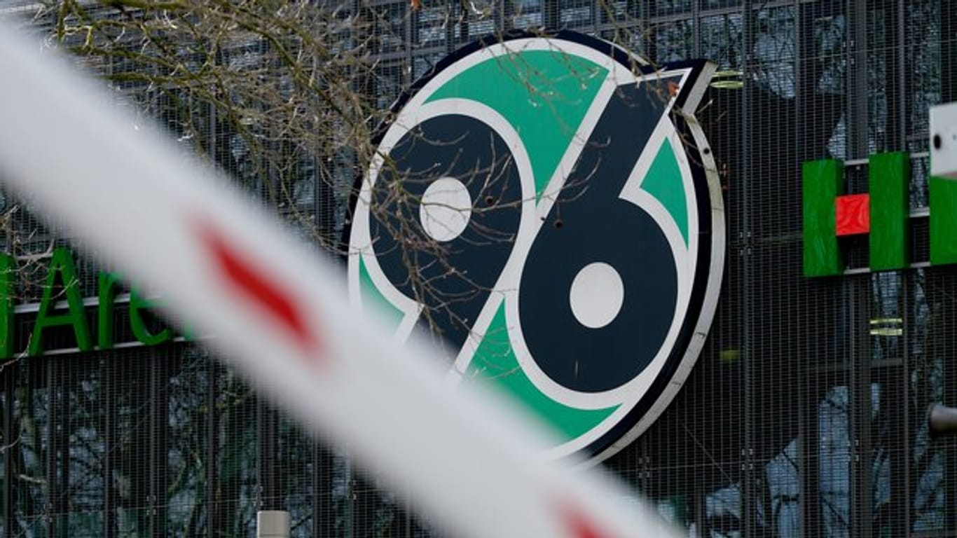 Das Logo des Vereins Hannover 96 ist am Stadion zu sehen