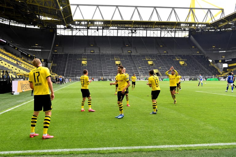 Vorbildlich: Borussia Dortmund hält sich an die Vorgaben und jubelt mit Abstand.