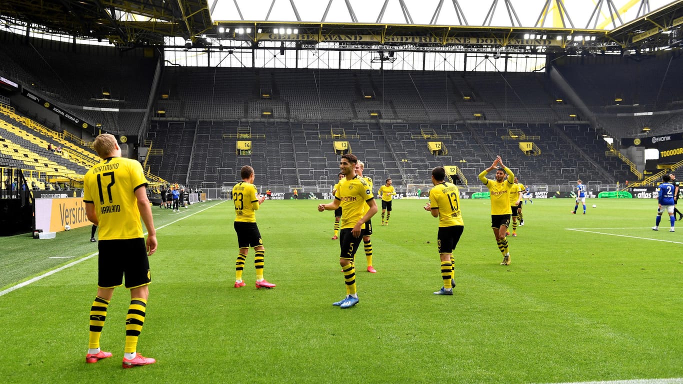 Vorbildlich: Borussia Dortmund hält sich an die Vorgaben und jubelt mit Abstand.