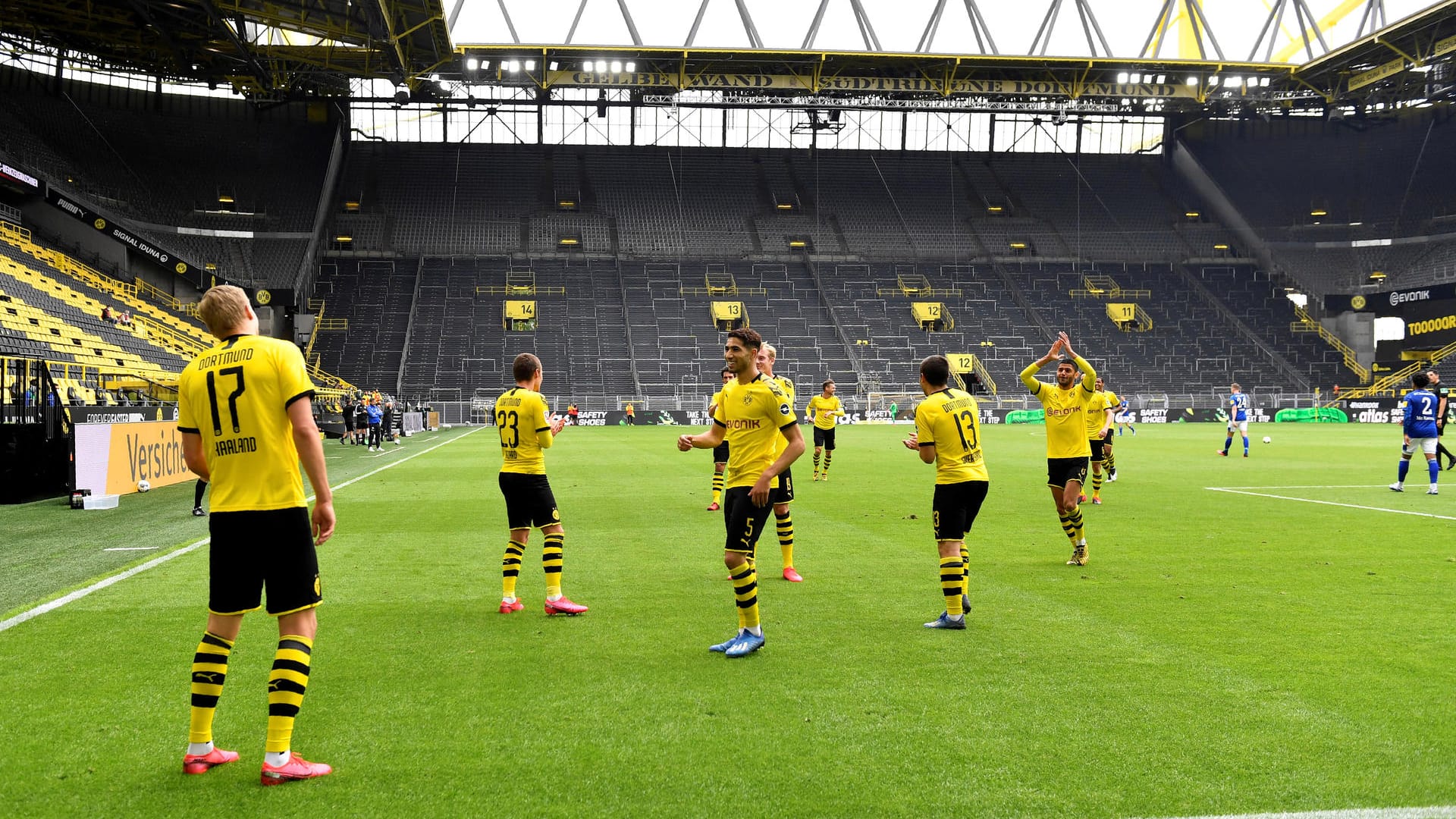 Vorbildlich: Borussia Dortmund hält sich an die Vorgaben und jubelt mit Abstand.