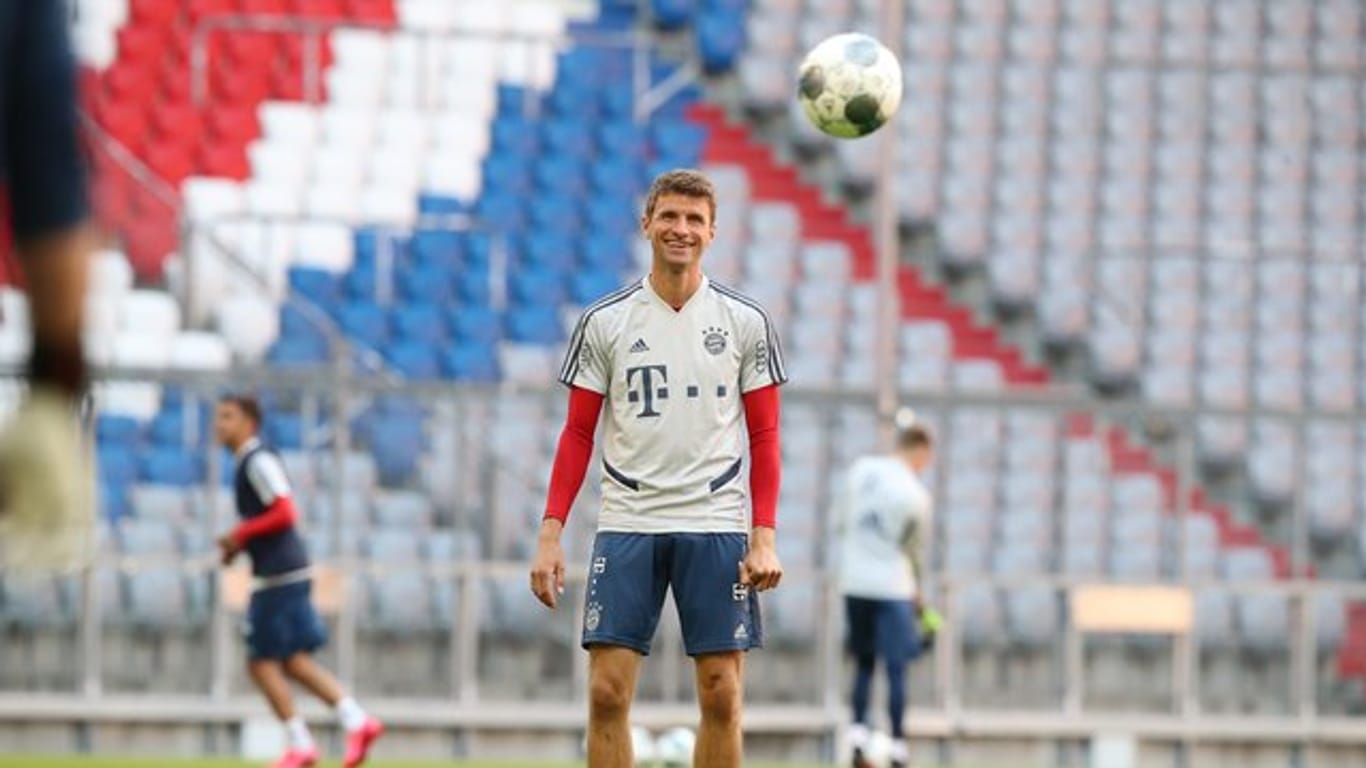 Thomas Müller vom FC Bayern München steht auf dem Trainingsplatz
