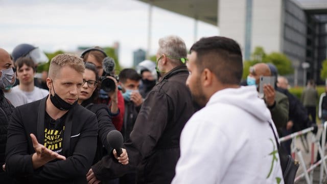 Komiker Oliver Pocher (l) und der Koch Attila Hildmann (r) im Gespräch vor dem Reichstag.