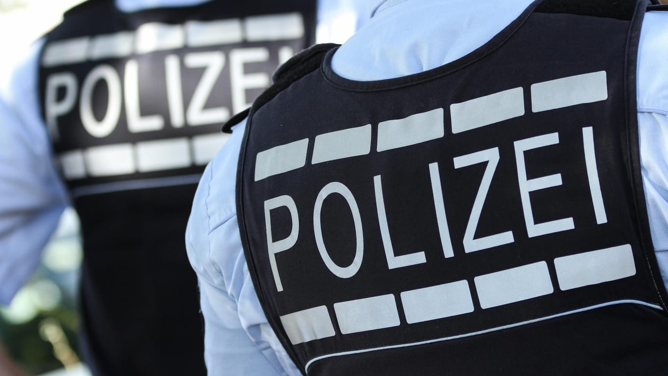 Polizisten (Symbolbild): In Halle musste die Polizei eingreifen, weil ein Kamera-Team des ZDF auf einer Corona-Demo bedrängt wurde.