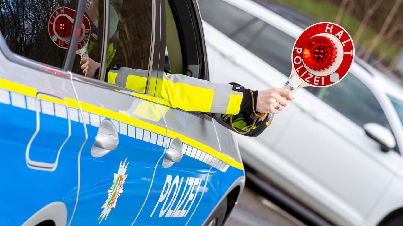 Polizeikontrolle (Symbolbild): Auf der Berliner Stadtautobahn wurde ein Autofahrer mit 180 Kilometer pro Stunde geblitzt.